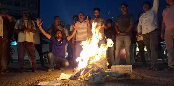 People burnt an effigy of NHAI in Chadwal.