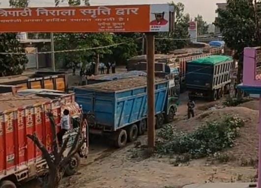 Traffic halted for nine hours on Dalmau-Fatehpur road
