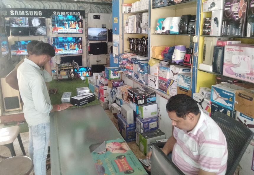 Siddharthnagar News: Customers are unaware... shopkeepers continue to sell goods at the old rates