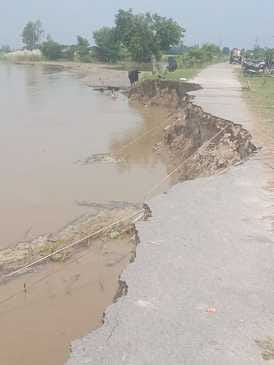 The water level of Saryu is decreasing, the river is cutting the road leading to Dholbajwa village.