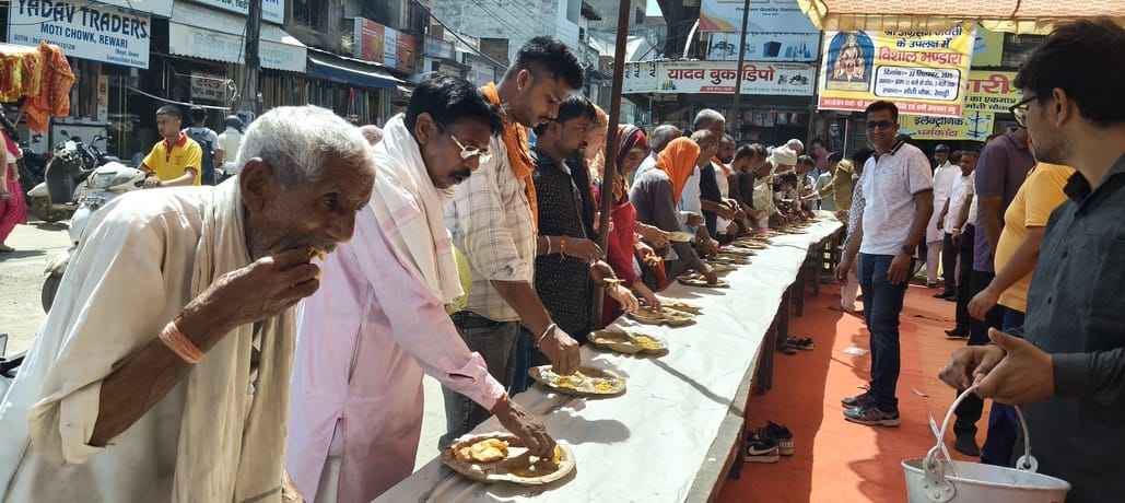 Shri Agarwal Seva Samiti organised a huge feast.