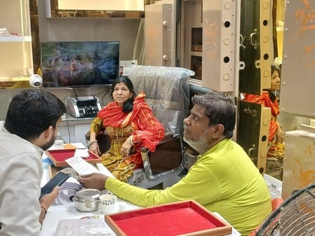 On the first day of Sharadiya Navratri, the bullion market was seen in full swing.