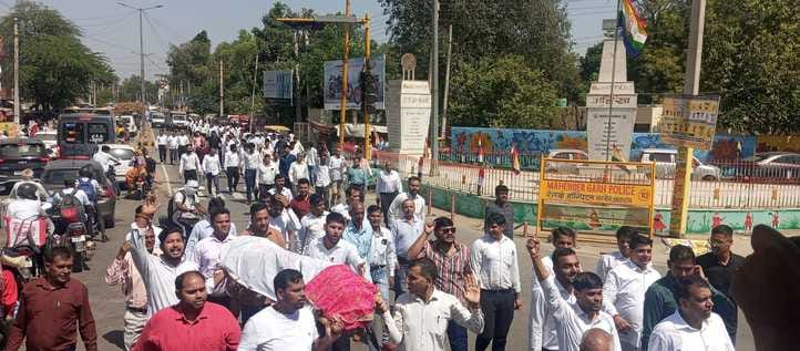 Lawyers took out a funeral procession of the police administration's effigy.