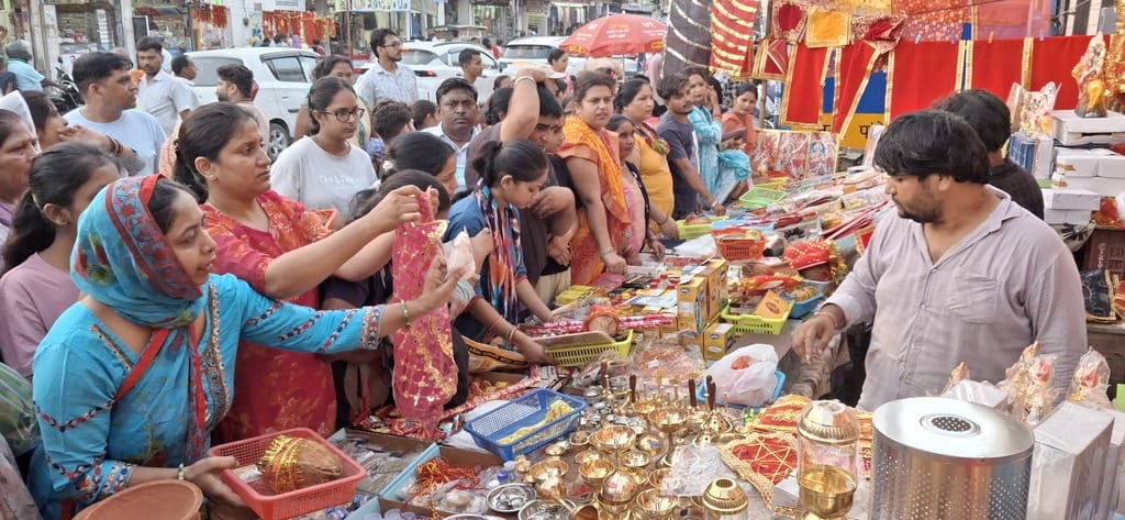 Flower sellers also made preparations for Navratri from today