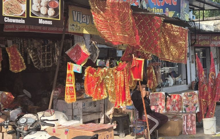 The market became lively with the beginning of Navratri.