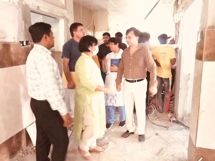 The Deputy Director of the hospital's beautification work inspected the quality and said - repair and install tiles.
