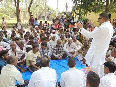 The villagers of Daranagar demanded to be settled in Khungavali.