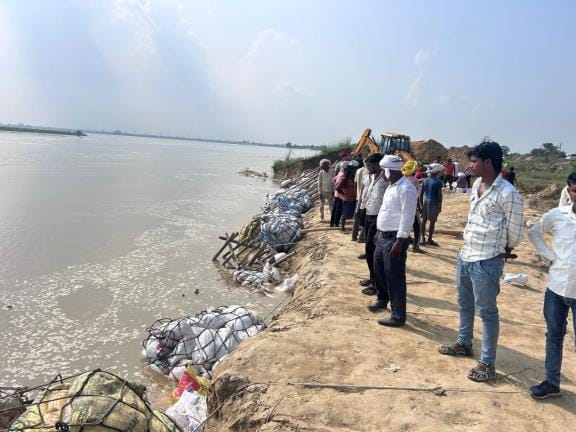 Gorakhpur News: Floodwater from the Rohin River entered the Bamat Mata Temple.