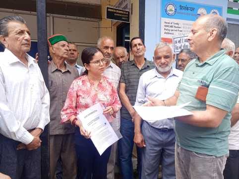 Pensioners gathered in Jhanduta to discuss their demands and submitted a memorandum to the SDM.