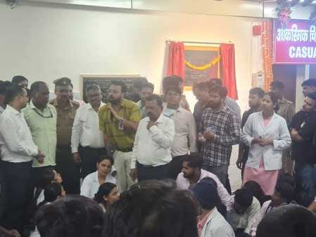 4 resident doctor of kgmu suspended