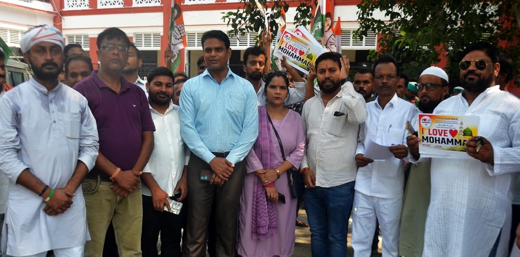 Protest against filing of FIR against 12 people for writing 'I love Mohammad'