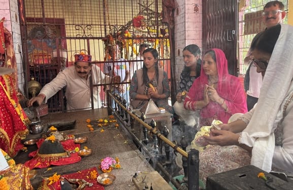 Devotees hailed the Mother's court