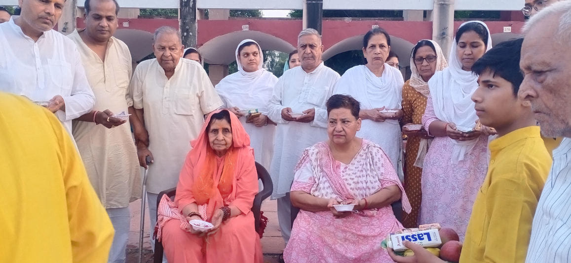 Thousands of devotees performed the Tarpan of their ancestors on Shraddha Amavasya.