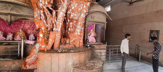 Kasganj: The temple of Mata Chamunda Devi is 124 years old, and it is believed that the feet emerge from the roots of the Peepal tree.
