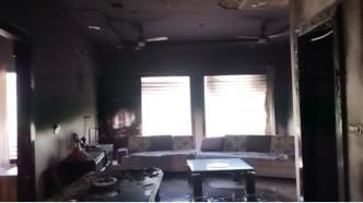 Fire broke out on the first floor of the house, firefighters rescued the trapped girl safely.