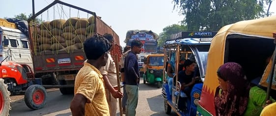 There was a two-hour jam on the highway till Jamuka during the unloading of the railway rack.