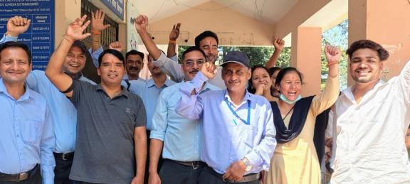 Outsourced employees boycotted work for an hour and raised slogans.
