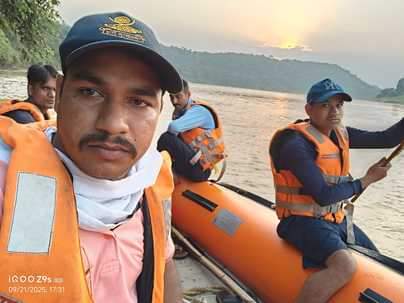 नदी में तलाश करता रेस्क्यू दल।