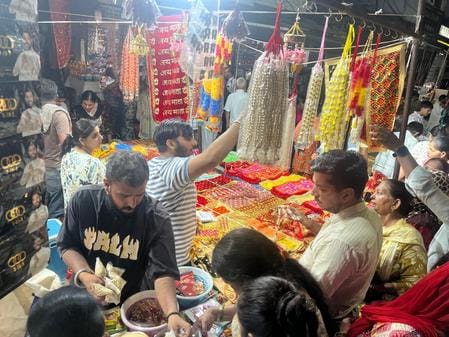 Navratri of Mata Rani has arrived, markets are decorated