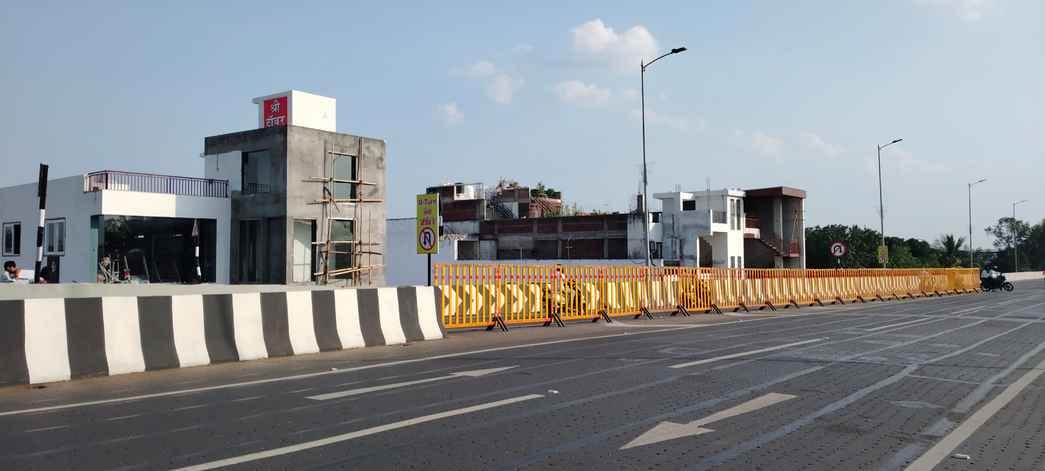 मदन महल से दमोहनाका के बीच नवनिर्मित फ्लाईओवर।