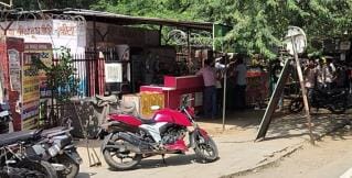 After the departure of the Municipal Council team, shopkeepers again encroached on the footpaths.