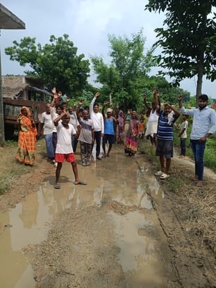 The people of Rajpurwa protested for the repair of the road.