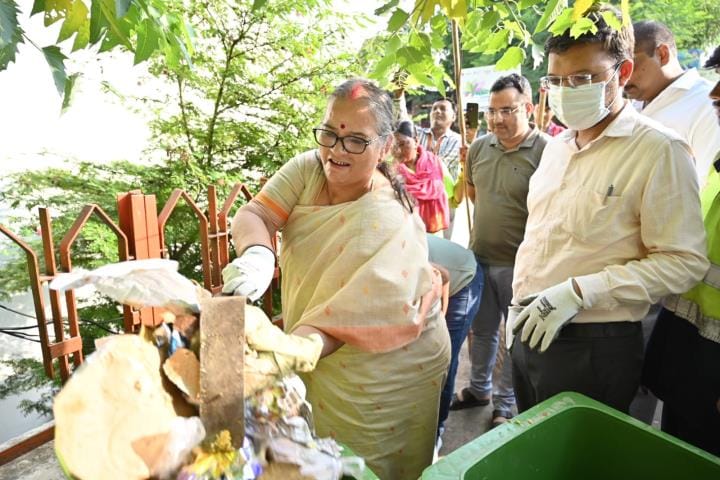 Mayor starts cleaning around temples on Navratri