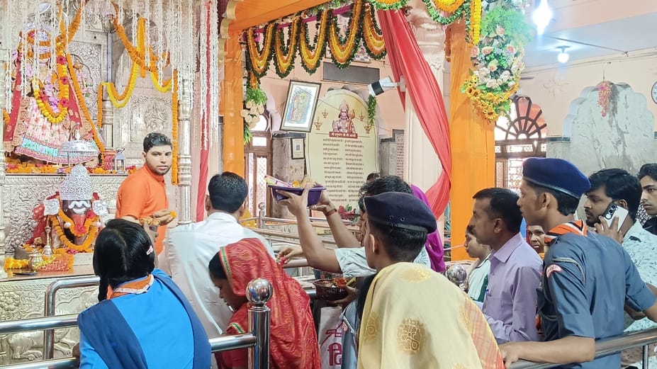 Navratri: Crowd of devotees gathered in Devi temples, Maa Shailputri was worshipped.