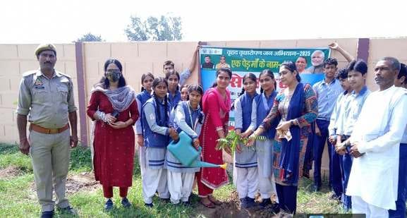 Guests, teachers and students planted trees.