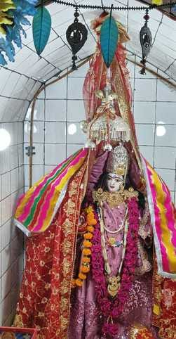 Chants of Mother Goddess resounded in the temples, Mother Shailputri was worshipped.