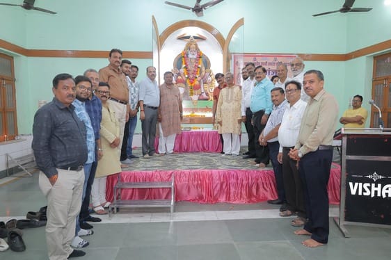 Flowers were offered on the portrait of Maharaja Agrasen.