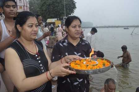 Devotees performed Tarpan for their ancestors at Shuktirtha Ganga Ghat.