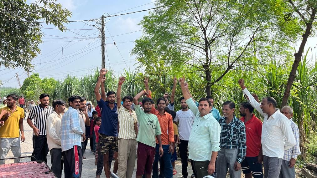 Villagers protested against the liquor shop and raised slogans.