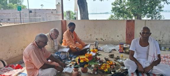 Performed Shraddha by offering tarpan on Pitru Visarjan Amavasya.