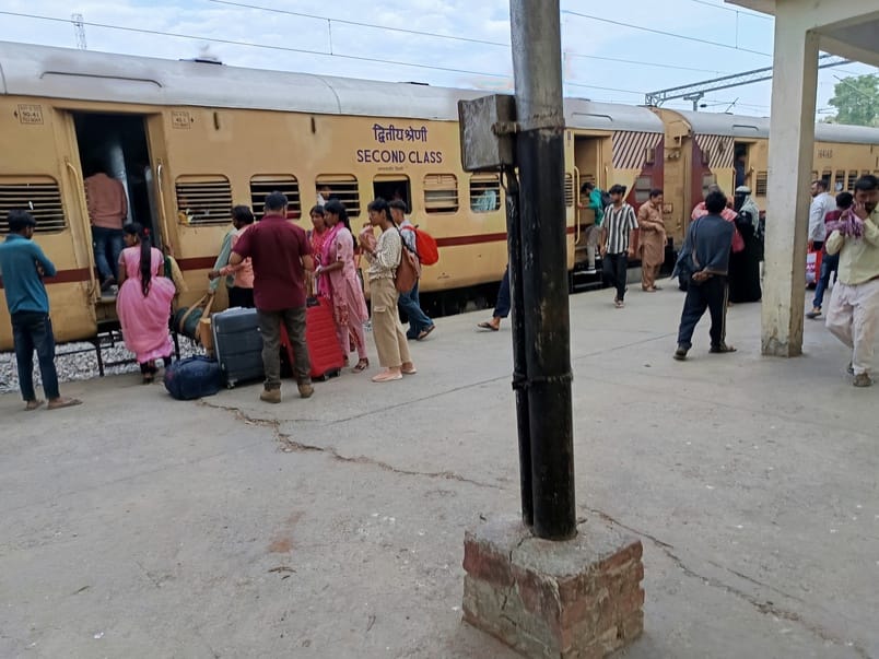 The passenger train running from Gorakhpur to Siwan will remain cancelled till 29th.