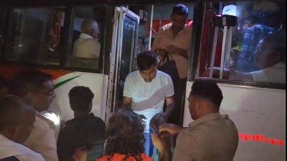 Three lakh rupees kept in a passenger's T-shirt in a roadways bus crossed
