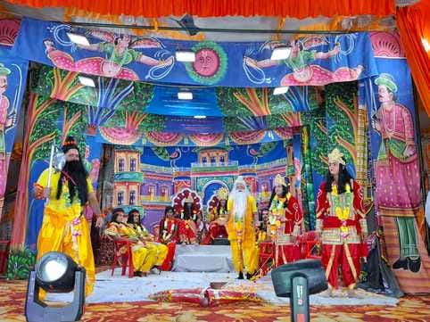 Kaikeyi asks Dasharatha for the throne for Bharata and exile for Rama.