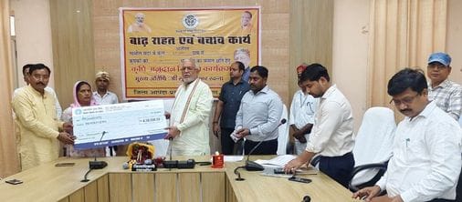 The Finance Minister distributed cheques worth Rs 34 lakh to 1,044 farmers.