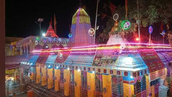 Mother was adorned with five flowers and gems, devotees reached Vindhyadham at midnight.