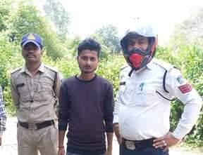 यातायात पुलिस ने युवक को घर से किया गिरफ्तार।