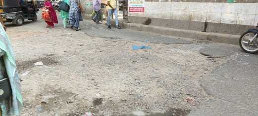 Broken roads are causing traffic jams during the festival.