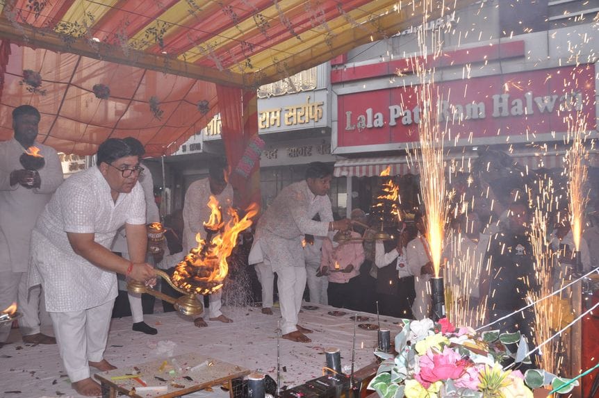 Maharaja Agrasen was given a saffron tilak and a procession was taken out.