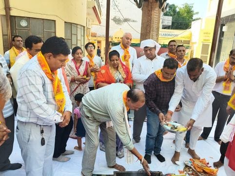 The newly appointed head of Aggarwal Dharamshala took charge.