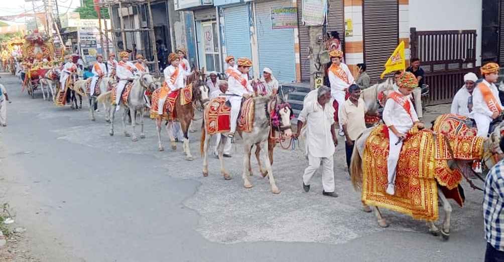 Agrawal Samaj organised a grand procession on the occasion of Agrasen Jayanti in Narwana.