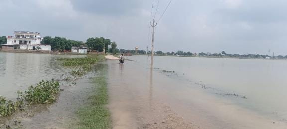 Gorakhpur News: Rapti river water rose on the connecting road of Aima-Karjahi village