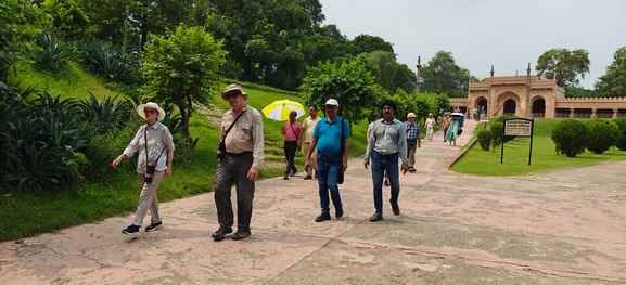 Tourists from four countries, including the United States, visited and inspected the historical heritage sites.