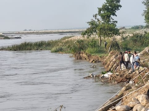 The flow of the Ganges is changing due to erosion on the embankment.