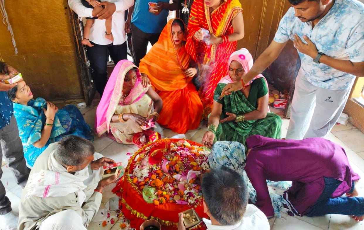 Darshan of Maa Vaishno Devi taking place in Rani Bazar Pandal