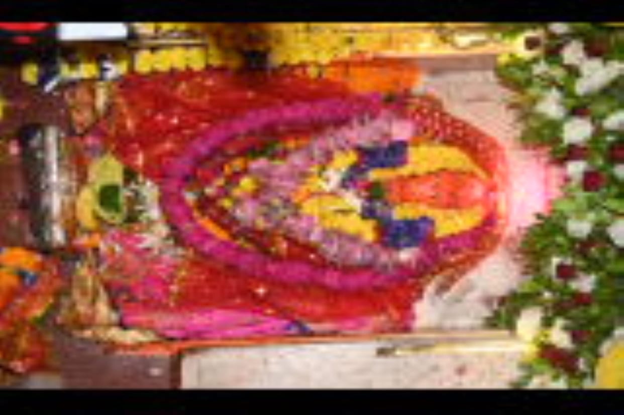 Taking the puja plate, I have lit the light in my heart, I will perform your aarti, innocent mother...