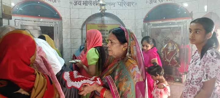 Chants of Mother Goddess resounded in the temples, devotees installed the Kalash.